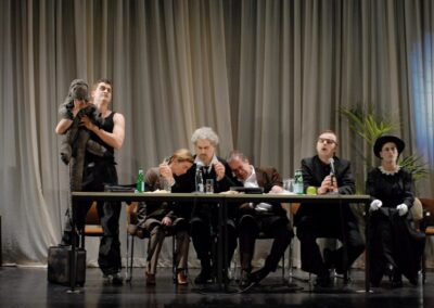 DER ACHTE TAG / Johannes Weinhuber als „Darwin“, Ute Fiedler als „Karla“, Andreas Mitschke als „Methusalem“, Reinhold Ohngemach als „Carlos“, Dietrich Greve als „Aristoteles“ und Nadja Stefanoff als „Marie Curie“